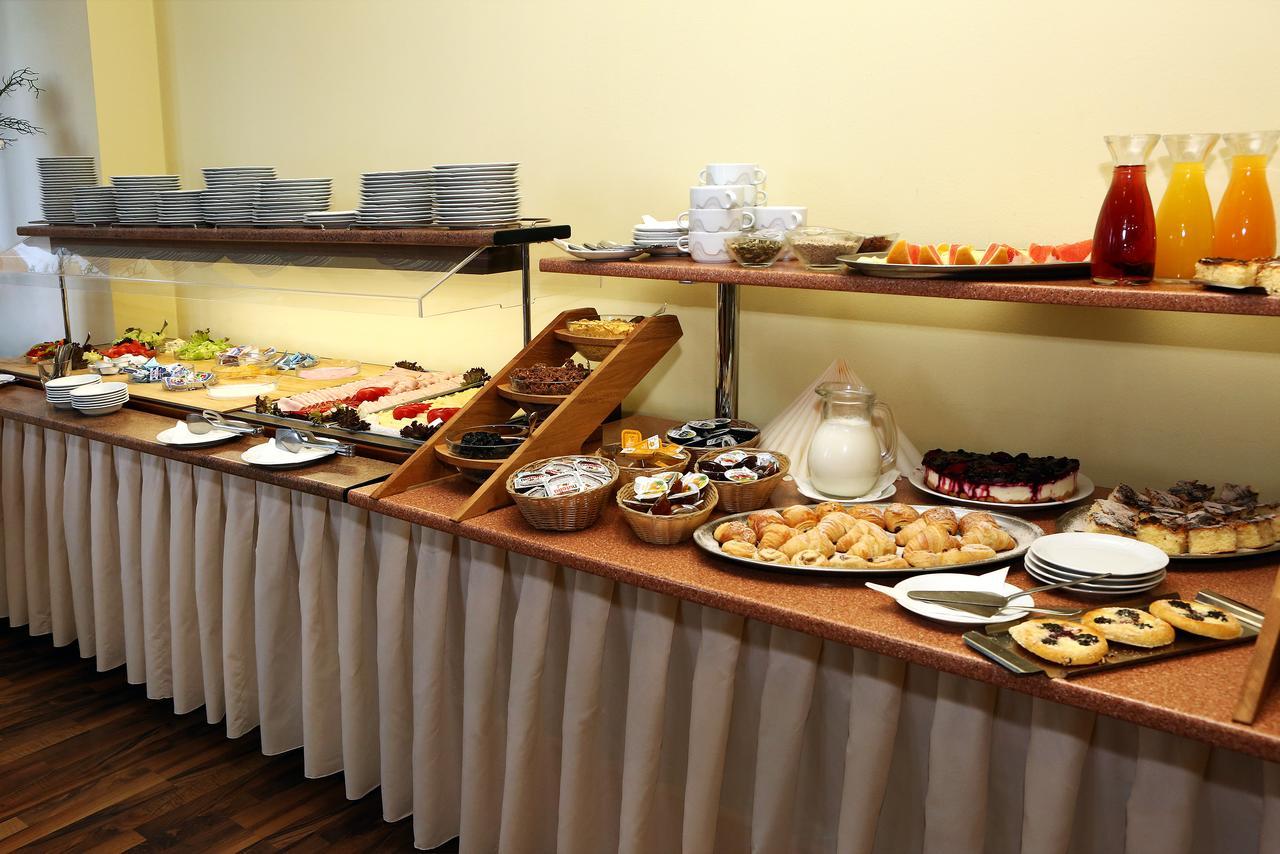 Hotel Central Plzen Luaran gambar