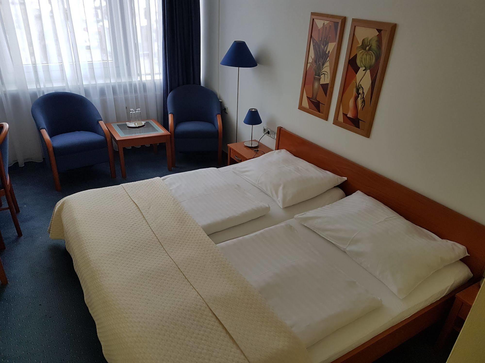 Hotel Central Plzen Luaran gambar